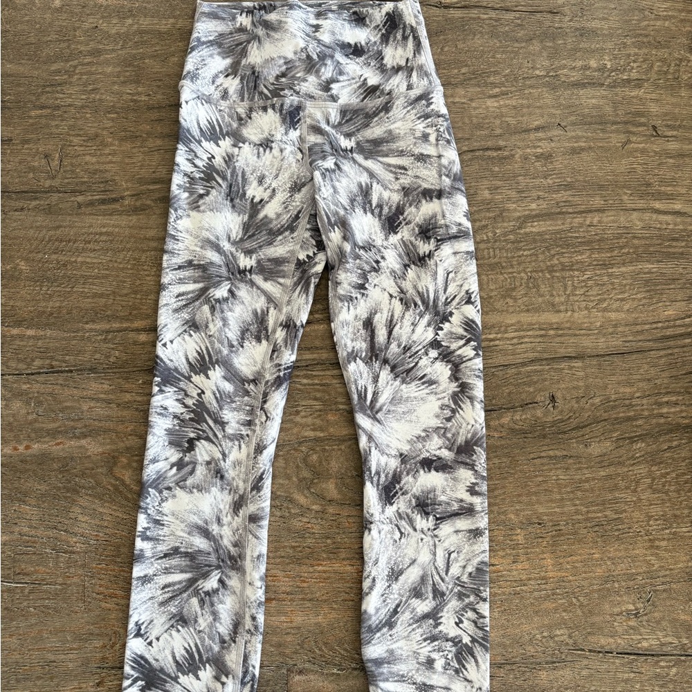 Lululemon Wunder Under 25" Tight HR leggings in the Breeze White Light Cast